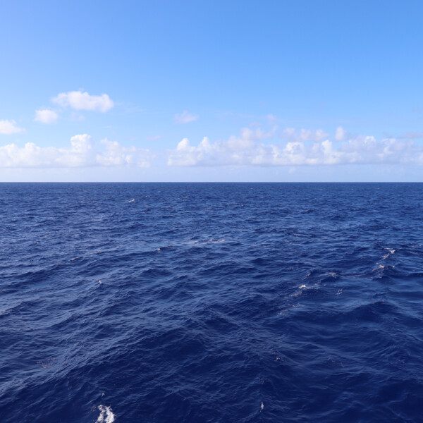 南鳥島沖の青い海 Blue ocean off Minamitorishima Island