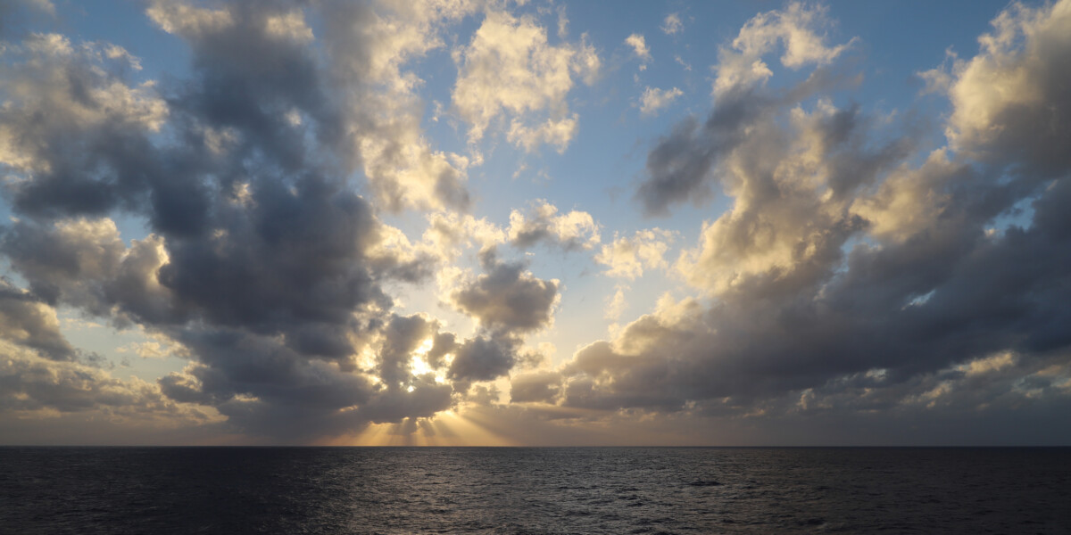 南鳥島の夕日 Sunset off Minamitorishima Island